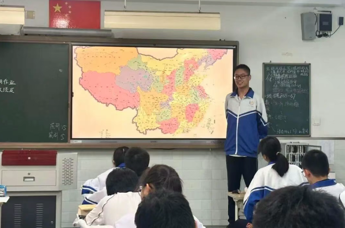 观世界  见自己 ——北京十二中高一年级第九次德育早课纪实